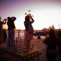 Les touristes sur la Riva degli Schiavoni. Au couché du soleil, tout le monde s'est arreté et prend des photos. C'est magnifique.