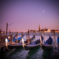 Les gondoles della Riva degli Schiavoni. En arrière plan : San Giorgio Maggiore