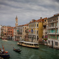 Vue depuis el Ponti di Rialto. A gauche, il s'agit du Palazzio di Camerlenghi.