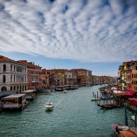 Vu depuis le Ponti de Rialto. A gauche, un arret de Vaporeto, le bus aquatique de la ville.