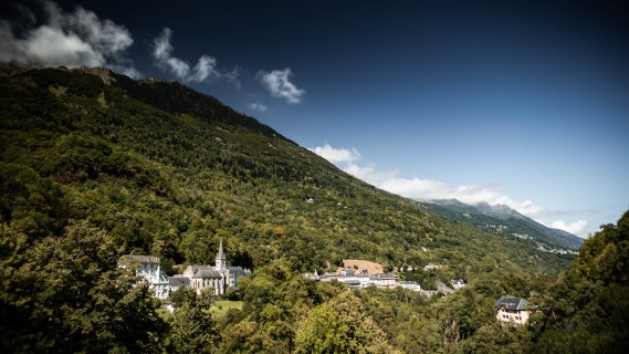 Vue de Saint-Sauveur depuis l'ancienne route de Gavarnie