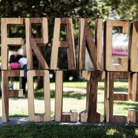 Insigne en bois pret de la scène Océan (Francofolies)