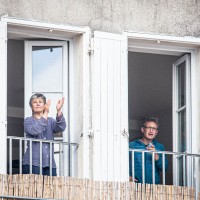 Spectateurs aux fenetres en face de la scène Jean-Louis Foulquier (Francofolies 2021)